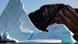 Iceberg perto da ilha de Kulusuk, na costa sudeste da Groenlândia. Aquecimento global causado pelas atividades humanas terá consequências dramáticas para os oceanos e a criosfera, que inclui gelo marinho, geleiras, calotas polares e permafrost (tipo de solo encontrado na região do Ártico, constituído por terra, gelo e rochas permanentemente congelados) AFP