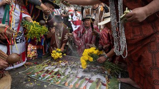 Xamãs peruanos realizam um ritual em Lima em apoio à seleção do Peru na repescagem contra a Austrália — Foto: CRIS BOURONCLE/AFP