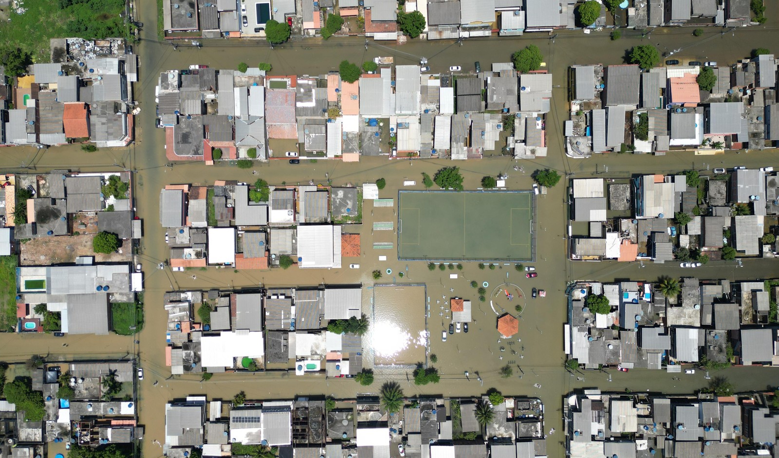 Duque de Caxias, na Baixada Fluminense, segue com regiões alagadas em mais de 24 horas depois da chuva. Na foto, bairro Pilar. — Foto: Márcia Foletto / Agência O Globo