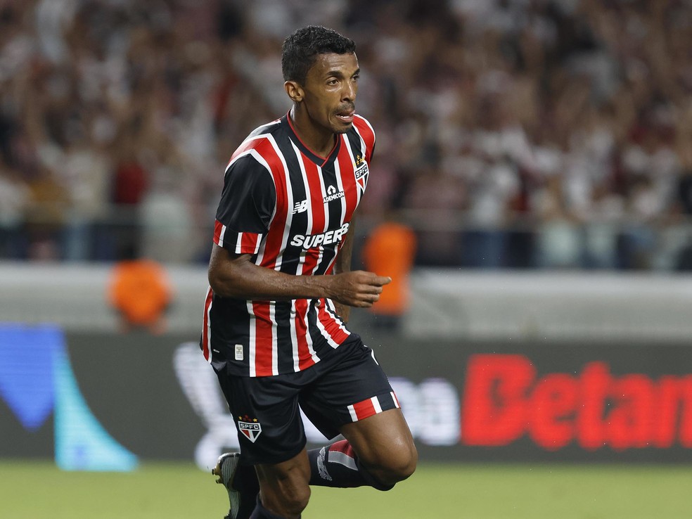 Luiz Gustavo com a camisa do São Paulo — Foto: Rubens Chiri/São Paulo FC