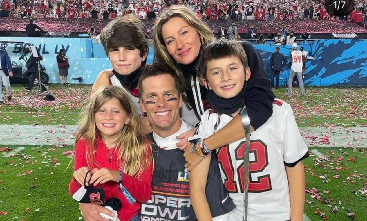 Tom Brady e Gisele Bündchen com filhos no Super Bowl — Foto: Reprodução