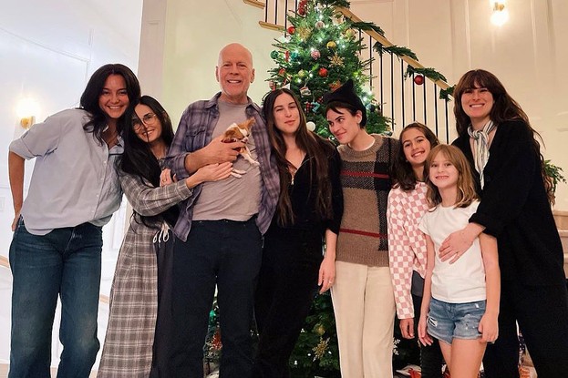 Natal em família. A partir da esquerda, Emma Heming, Demi Moore, Bruce Willis e suas filhas, Talullah, Scout La Rue <EP,1>e Rummer <EP,1>(mais altas, do casamento com Demi) e Evelyn Penn e Mabel Ray (menores, do casamento com Emma)