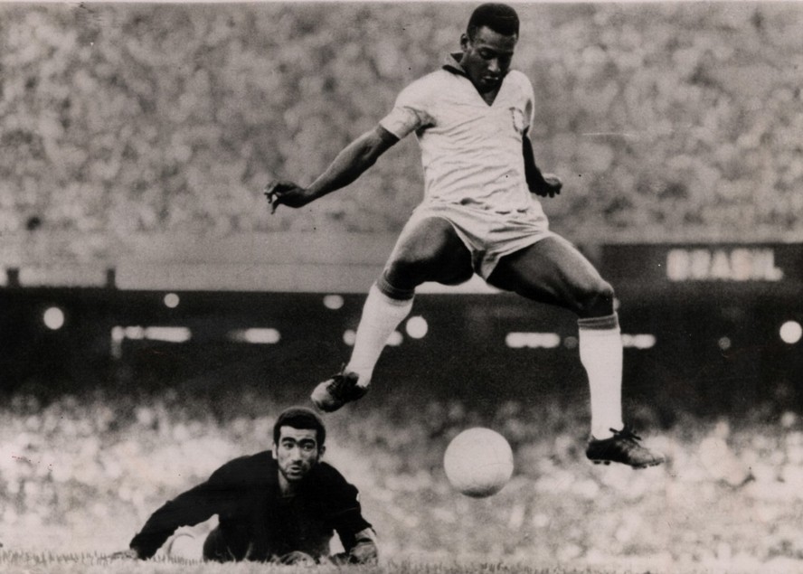 Pelé voa para marcar um gol nas eliminatórias da Copa de 1970