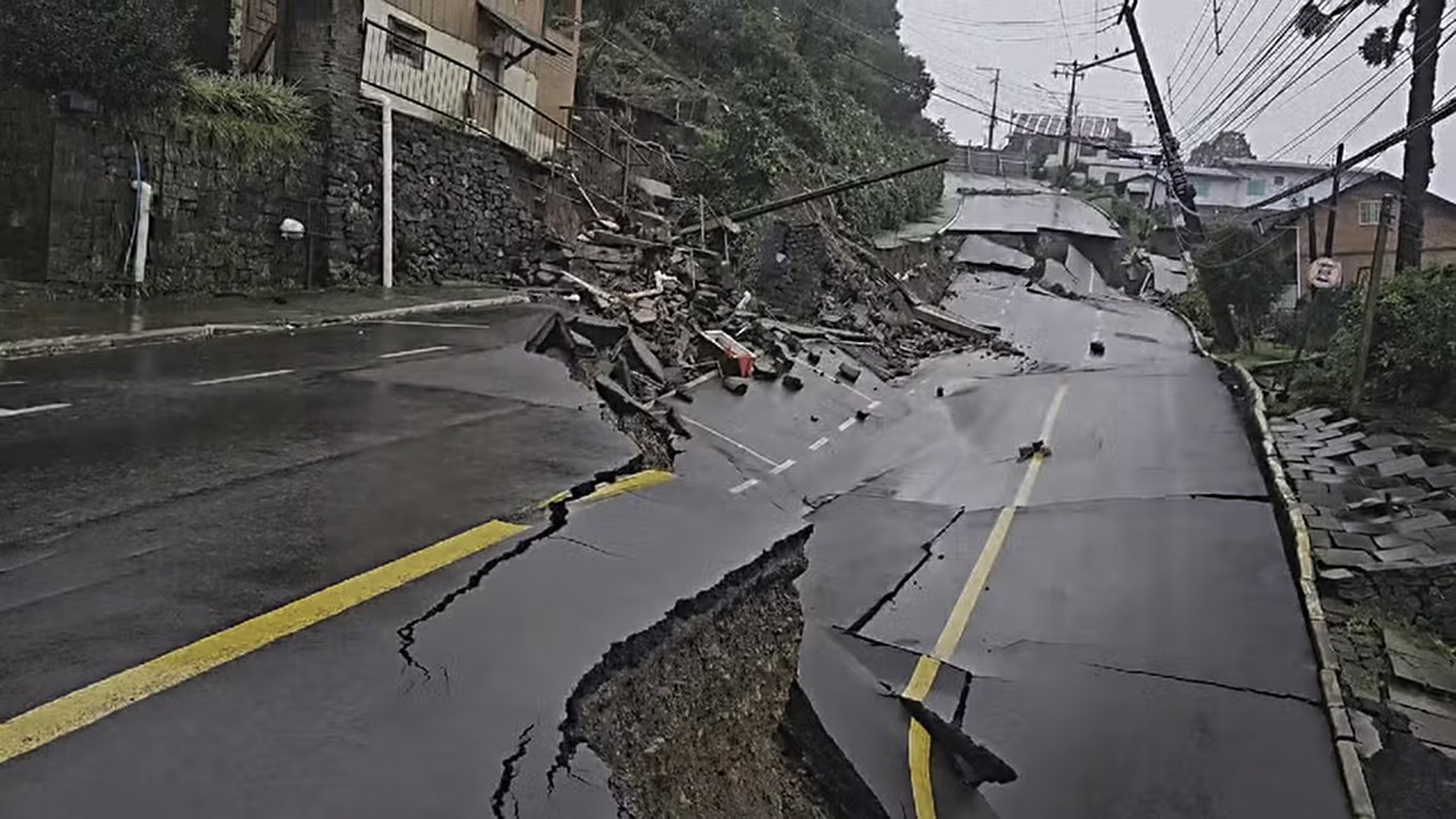 Temporais no RS. O asfalto cede a abre um buraco na Rua Henrique Bertoluci, no bairro Piratini, desmorona após chuva em Gramado. — Foto: RBS TV/Reprodução