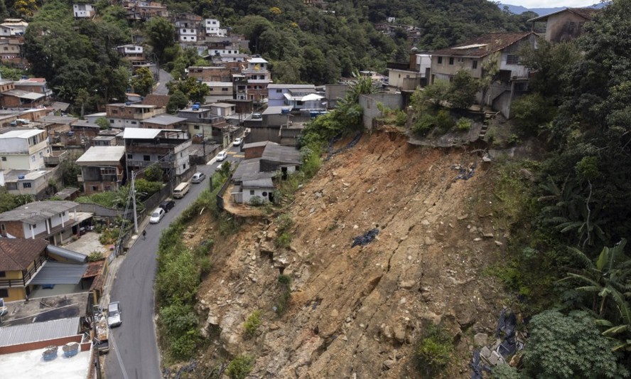 As chuvas de fevereiro do ano passado provocaram vários deslizamentos e deixaram 244 mortos