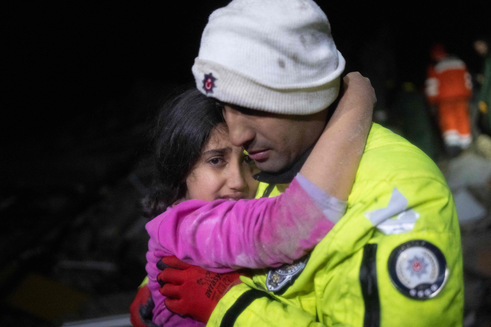 O policial turco Zekeriya Yildiz abraça sua filha depois de resgatá-la de escombros do terremoto que matou mais de 3 mil pessoas entre Síria e Turquia — Foto: OZAN KOSE/AFP