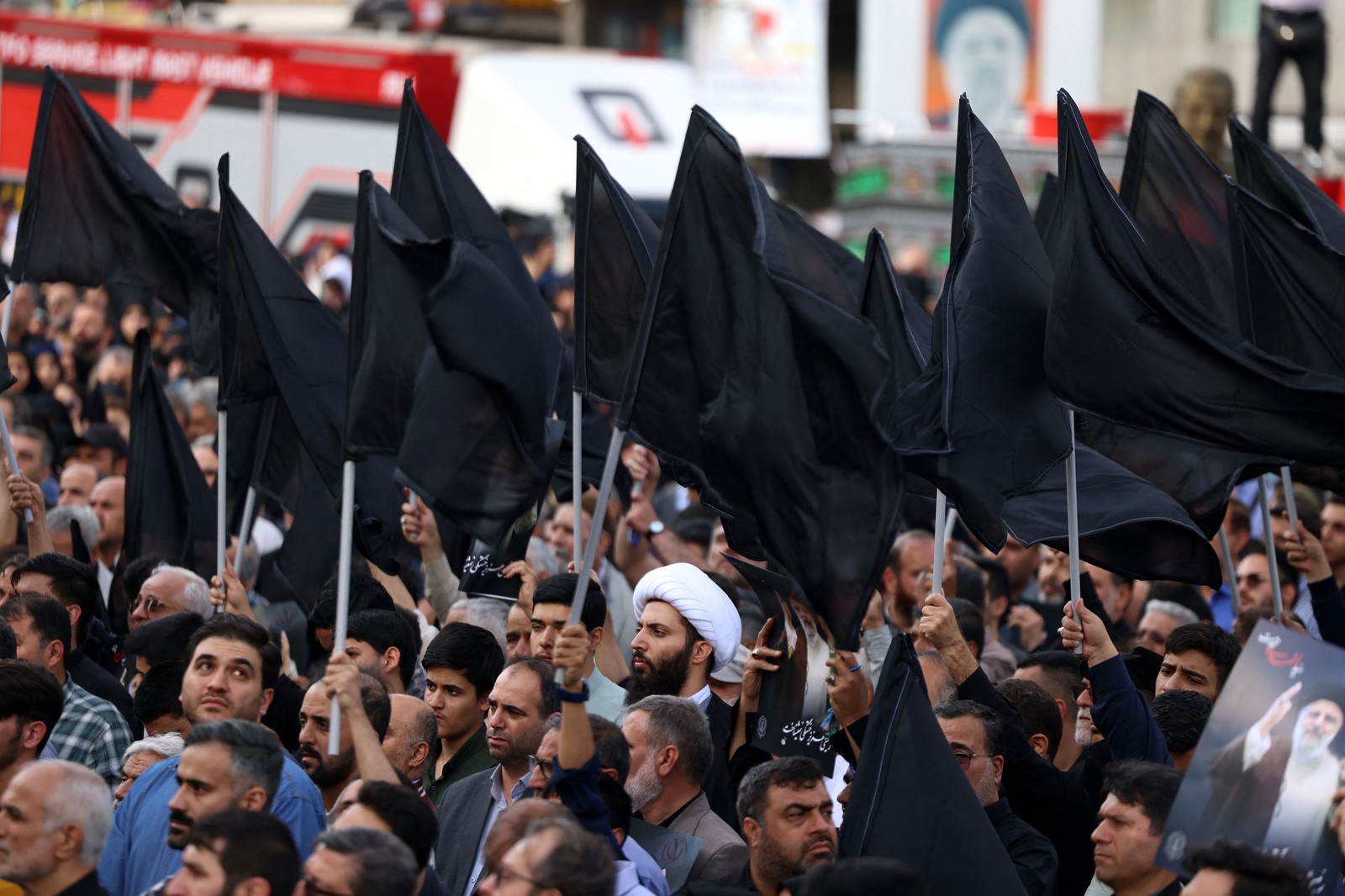 Iranianos se reúnem na Praça Valiasr, no centro de Teerã, para lamentar a morte do presidente Ebrahim Raisi, do ministro das Relações Exteriores Hossein Amir-Abdollahian e de sete outras pessoas em um acidente de helicóptero. — Foto: ATTA KENARE/AFP