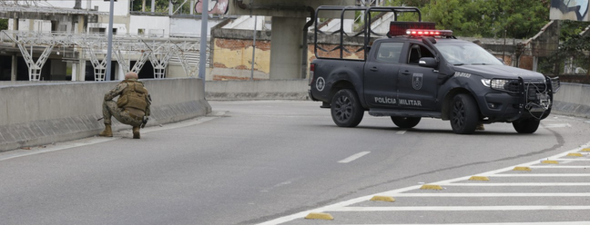 Tiroteio assusta passageiros. Dezessete pessoas são mantidas reféns em um ônibus  deixa uma pessoa baleada na rodoviária Novo Rio - Pol (1) — Foto: oglobo