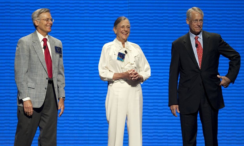 Rob Walton (à direita), presidente Walmart e filho do fundador da maior rede varejista do mundo, Sam Walton. Ao seu lado, os irmãos Alice e Jim Walton, acionistas da rede — Foto: BETH HALL / Bloomberg /4-6-2010