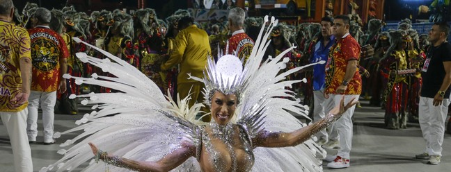 A rainha de bateria da Porto da Pedra, Tati Minerato — Foto: Domingos Peixoto