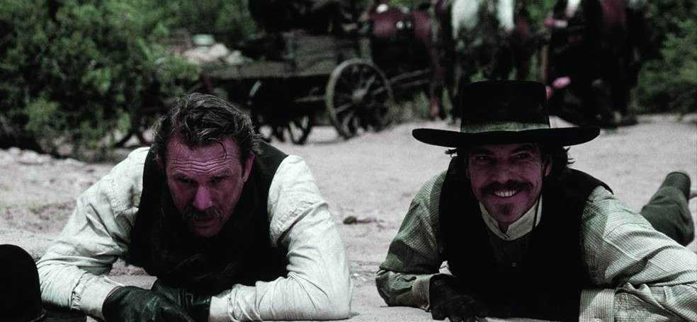 Kevin Costner e Denis Quaid em 'Wyatt Earp' — Foto: Divulgação