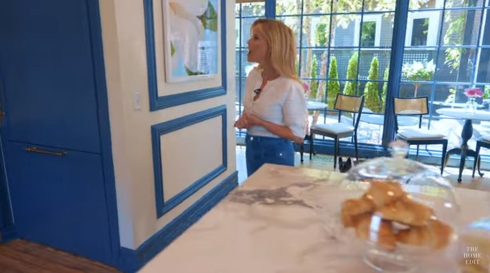 Reese Witherspoon mostra detalhes da cozinha de sua mansão em Nashville — Foto: Reprodução/YouTube