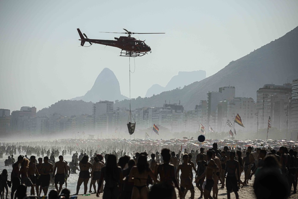 Bombeiros fazem resgates na praia do Leme, zona sul — Foto: Hermes de Paula