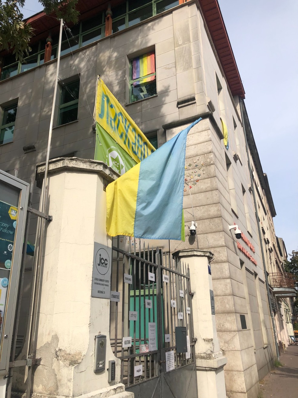Bandeira da Ucrânia é hasteada na entrada do  Centro Comunitário Judaico (JCC) de Cracóvia — Foto: Marina Gonçalves