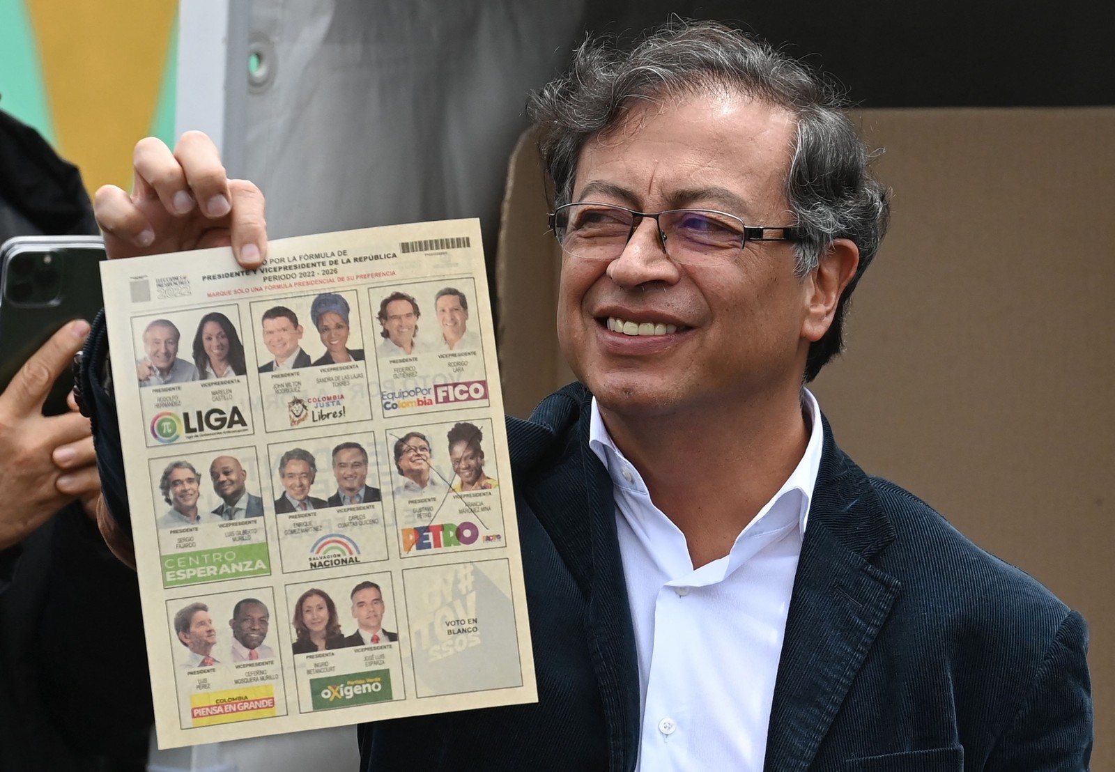 O candidato esquerdista Gustavo Petro mostra seu voto durante as eleições presidenciais, em Bogotá — Foto: Juan BARRETO / AFP