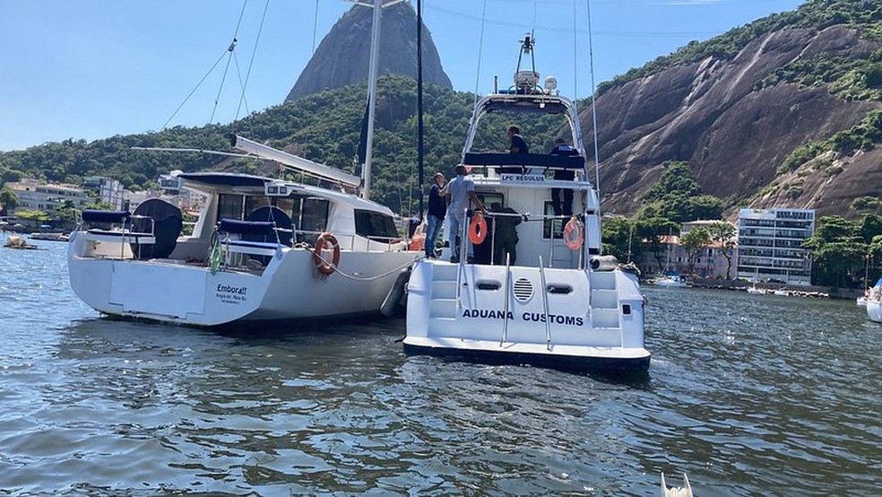 Apreensão de veleiro no cartão postal da Enseada de Botafogo — Foto: Divulgação / Receita Federal