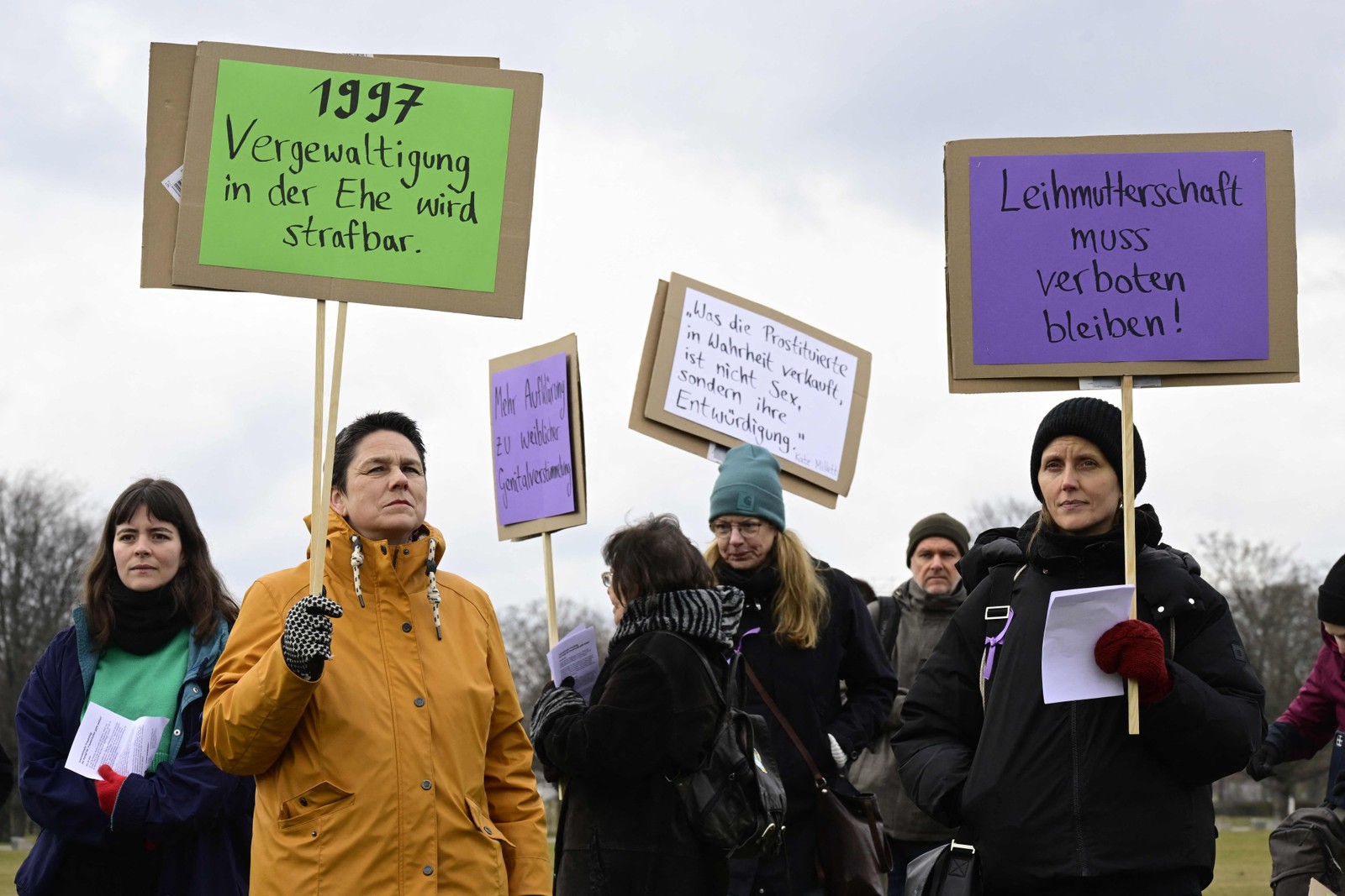 Manifestação em frente à câmara baixa do parlamento alemão (Bundestag), em Berlim, por ocasião do Dia Internacional da Mulher, em 2023. John Macdougall / AFP