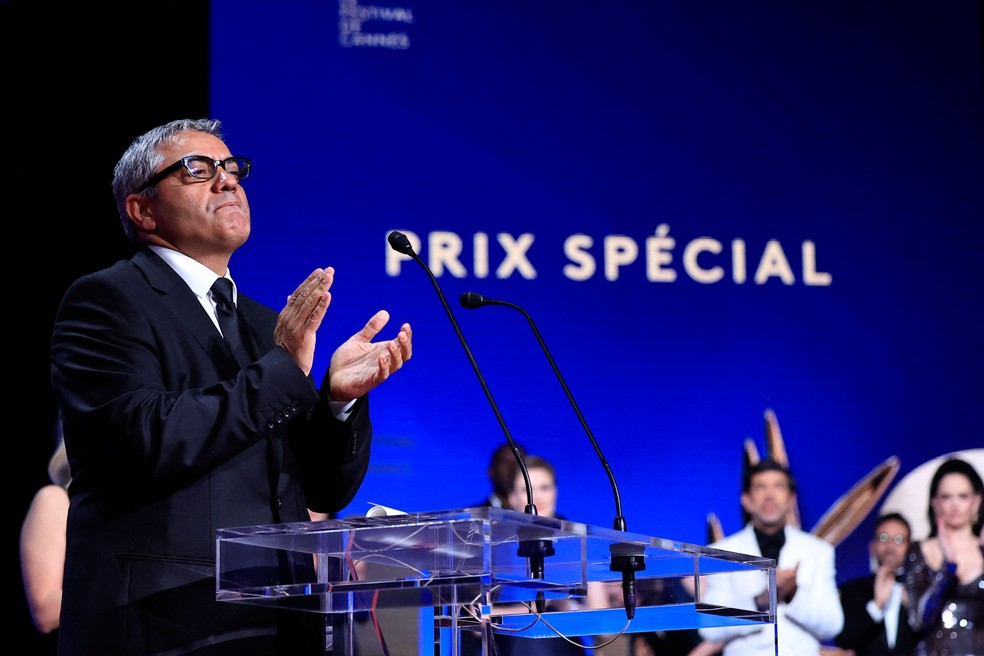 O diretor iraniano Mohammad Rasoulof, em seu discurso em Cannes — Foto: Valery Hache/AFP