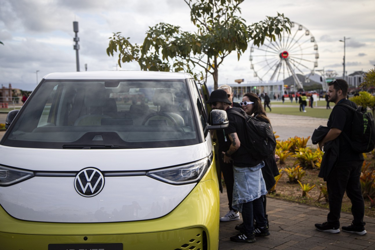 A Kombi elétrica da Volkswagen foi apresentada pela primeira vez na América Latina no Rock in Rio — Foto: Hermes de Paula/Agência O Globo