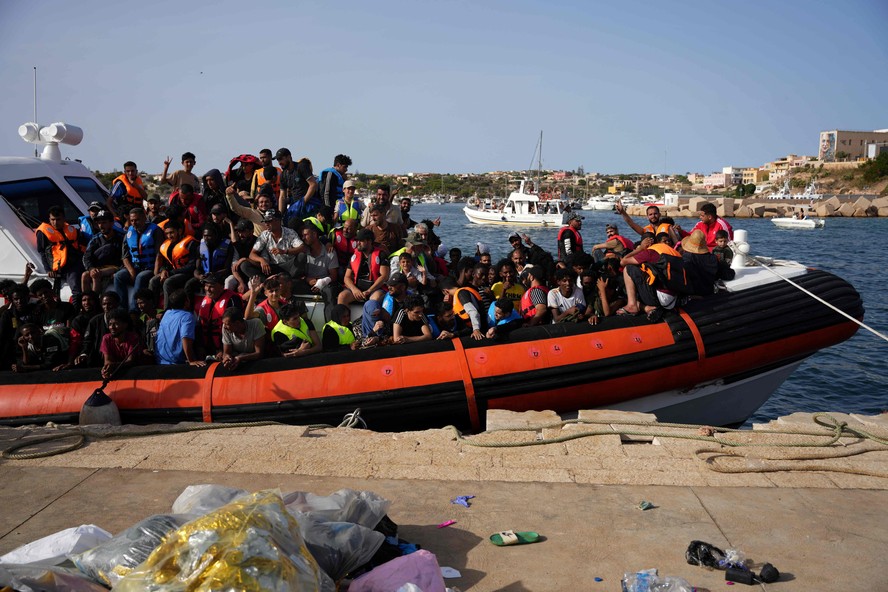 Barco com imigrantes chega à ilha italiana de Lampedusa