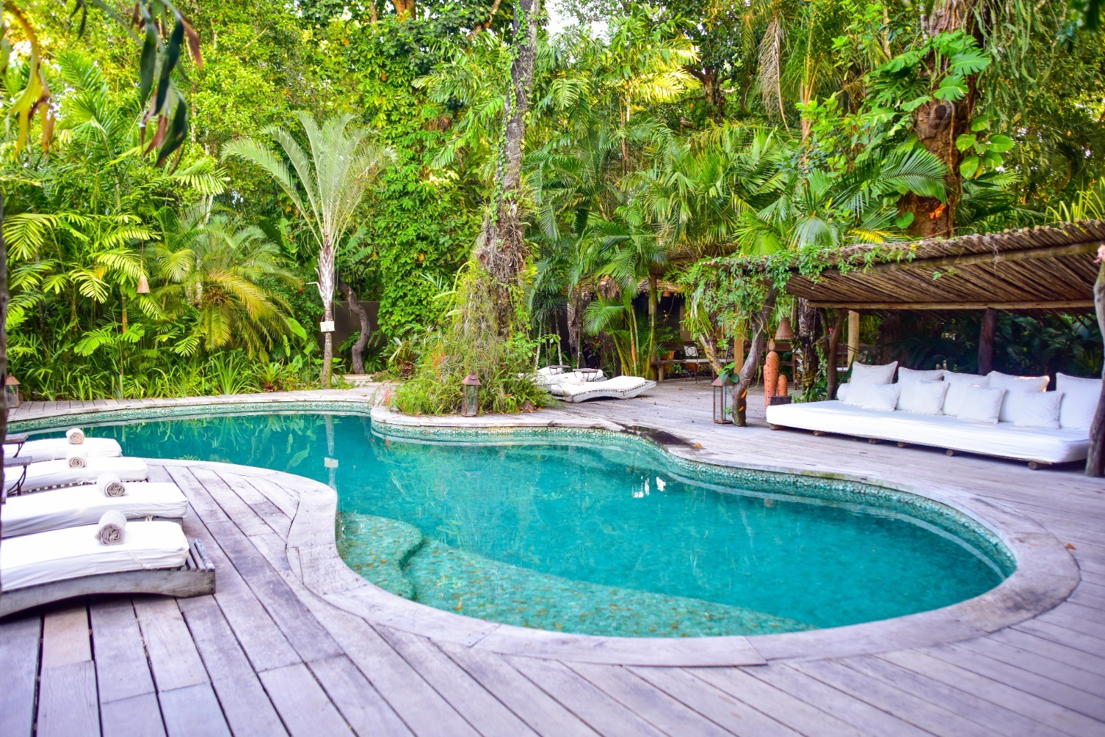Com mais de 40 mil pedras de quartzo verde aventurino, mineral natural da Bahia, a piscina é famosa por suas propriedades de cura e restauração — Foto: Elaine Neves/O Globo