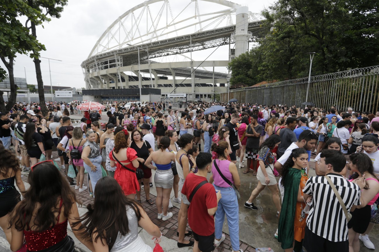 Fãs da cantora Taylor Swift aguardam horário para entrada no Engenhão — Foto: Domingos Peixoto / Agência O Globo