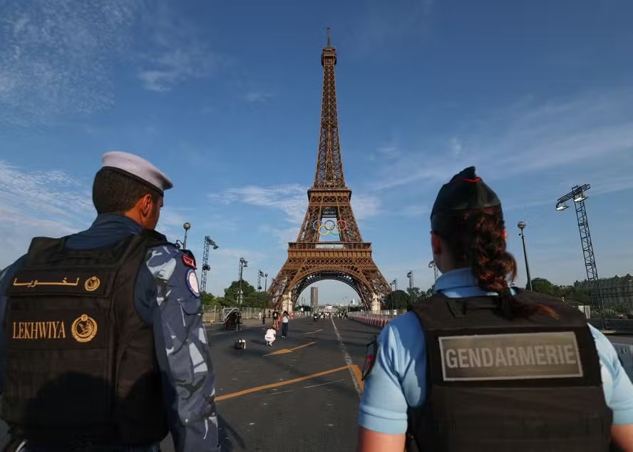 A França mobilizou forças policiais e militares de todo o país e ainda convocou centenas de oficiais do exterior