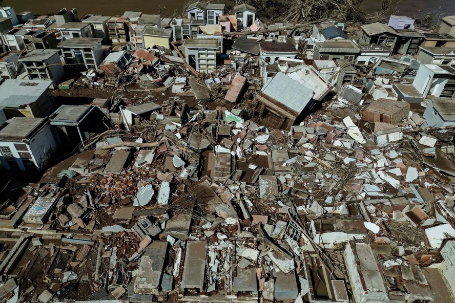 Vista aérea mostra cemitério destruído pelas enchentes em Mucum, Rio Grande do Sul