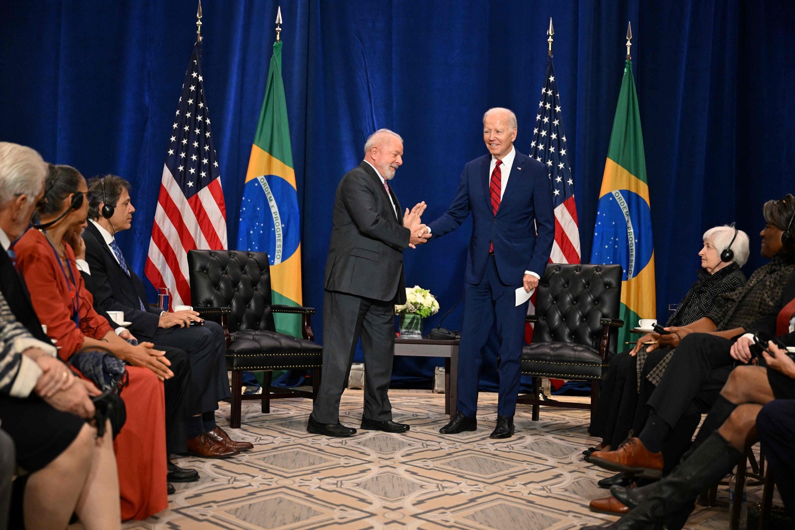 Lula encontra com o presidente Joe Biden nos Estados Unidos — Foto: Jim WATSON / AFP