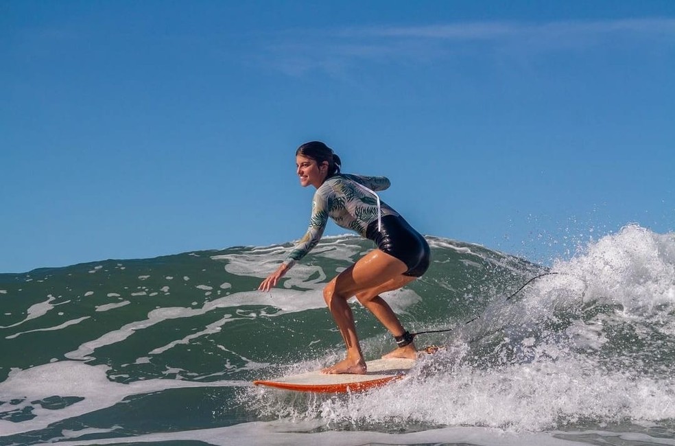 Maria Luiza é praticante de Ioga e apaixonada por surfe — Foto: Reprodução / Instagram