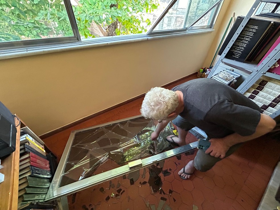 Na casa de Orlando Orofino, a janela de uma varanda teve parte destruída com a explosão — Foto: Lucas Guimarães/Agência O Globo