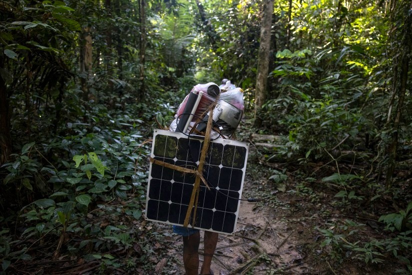 Aldeias remotas do povo Marubo tem acesso a internet — Foto: The New York Times