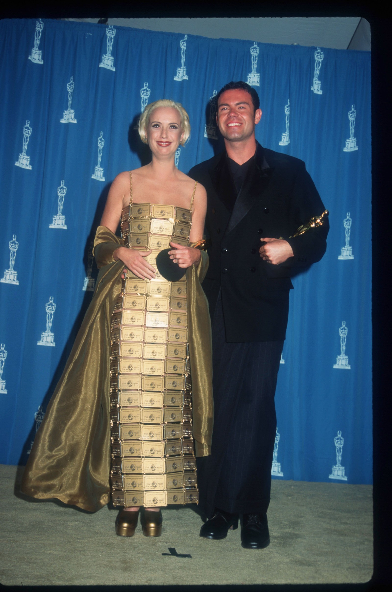 Em 1995, a figurinista Lizzy Gardiner usou um vestido feito de 254 cartões de crédito — Foto: GettyImages