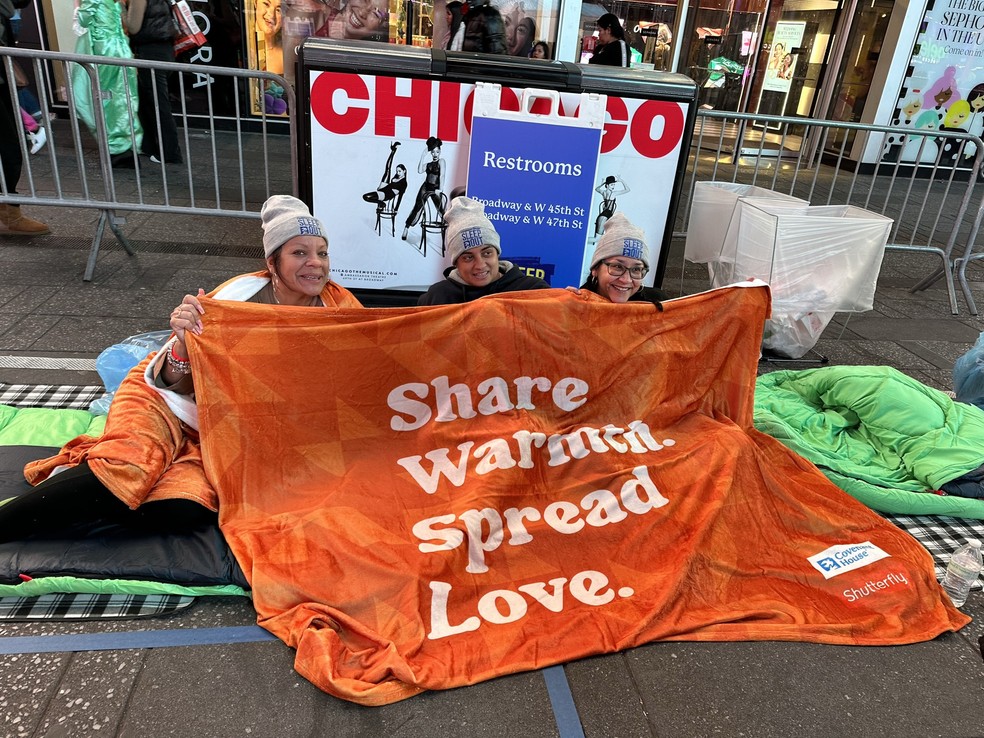 Voluntários dormem na Times Square; ideia foi contrastar ostentação da área com a realidade dos que ocupam o mesmo espaço por necessidade — Foto: Luciana Rosa