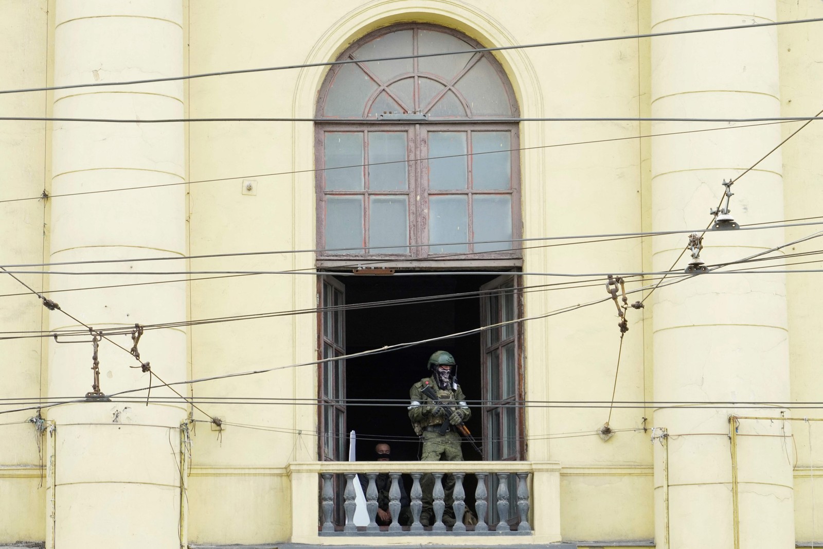 Integrantes de grupo paramilitar Wagner aparecem em sacada de prédio de Rostov — Foto: STRINGER / AFP