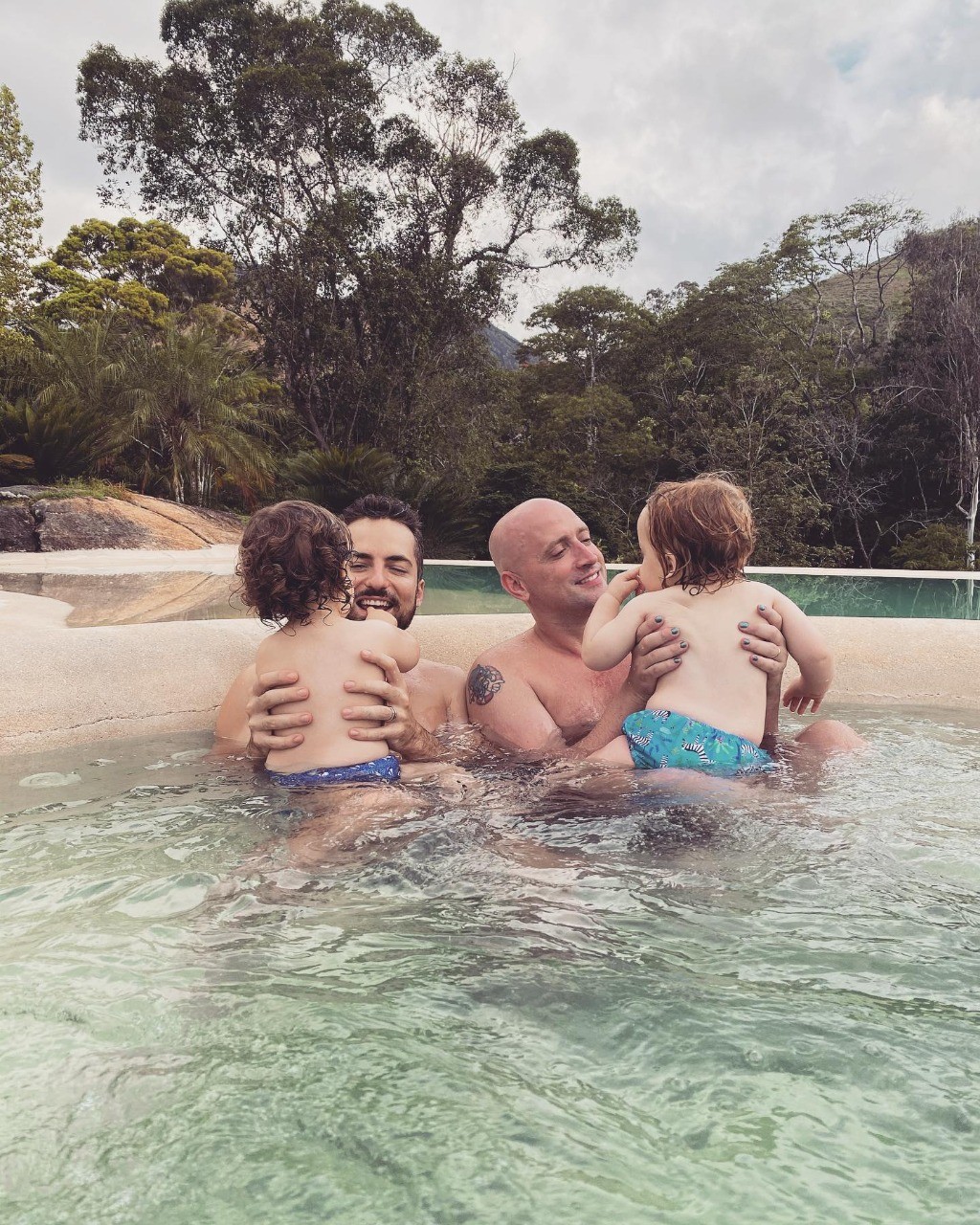Paulo Gustavo e Thales  com os filhos, Romeu e Gael — Foto: Reprodução
