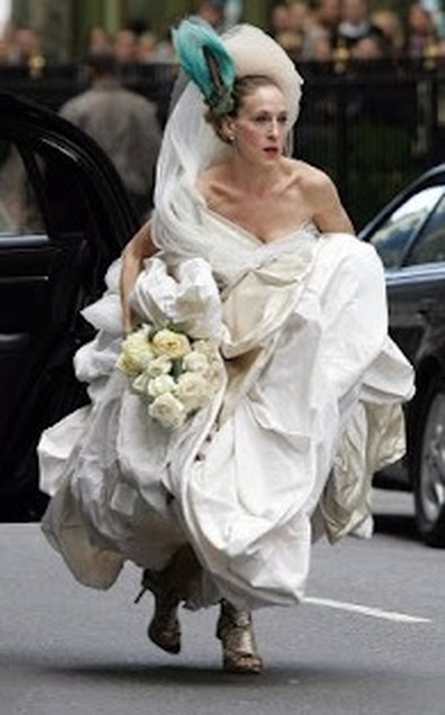 A atriz Sarah Jessica Parker, nas ruas de Nova York, usando a pena turquesa que será leiloada: lance mínimo de US$ 40 mil