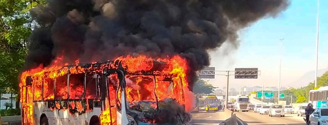 O ônibus em chamas na Avenida Brasil — Foto: Reprodução