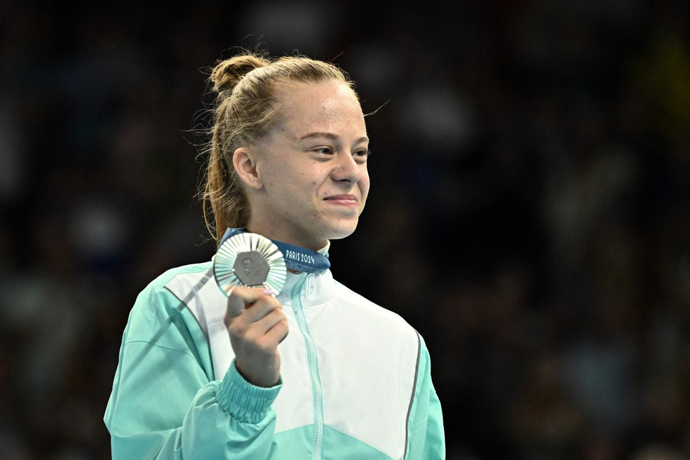 Viyaleta Bardzilouskaya, atleta neutra, posa com a medalha de prata na final da Ginástica de Trampolim — Foto: Lionel BONAVENTURE / AFP