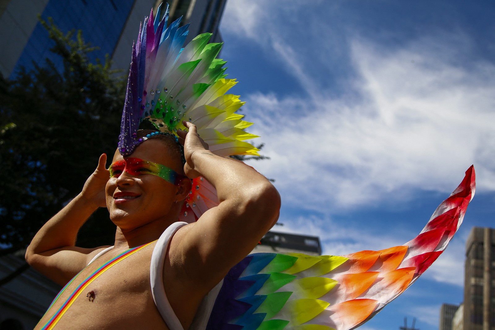 Folião participa da 28ª Parada do Orgulho Gay em São Paulo, Brasil, no dia 2 de junho de 2024. — Foto: Miguel SCHINCARIOL / AFP