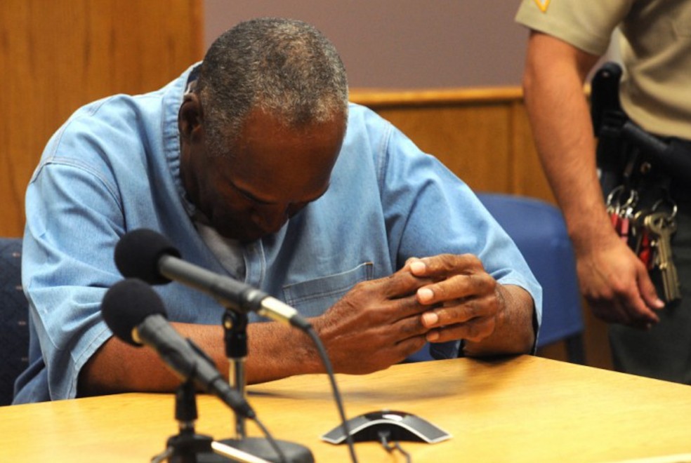 O.J. Simpson após saber que teria liberdade condicional, em 2017 — Foto: Jason Bean/AFP