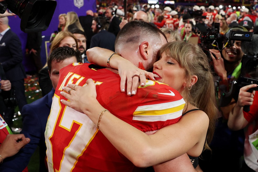 Taylow Swift parabeniza Travis Kelce no campo após título do Super Bowl 58 — Foto: EZRA SHAW / Getty Images via AFP