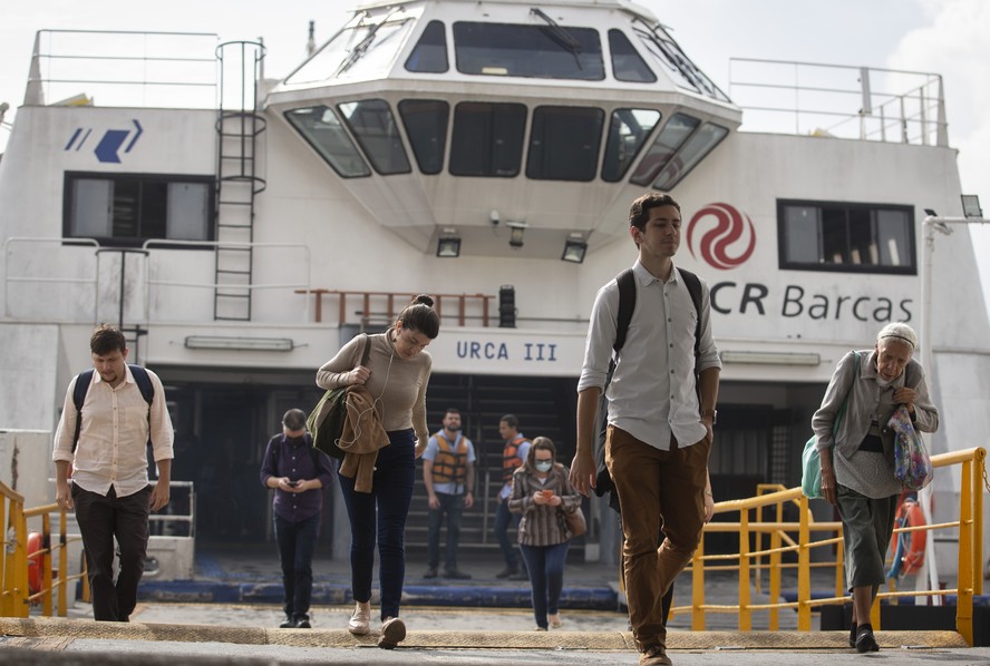 Passageiros saem das barcas, em estação no RJ