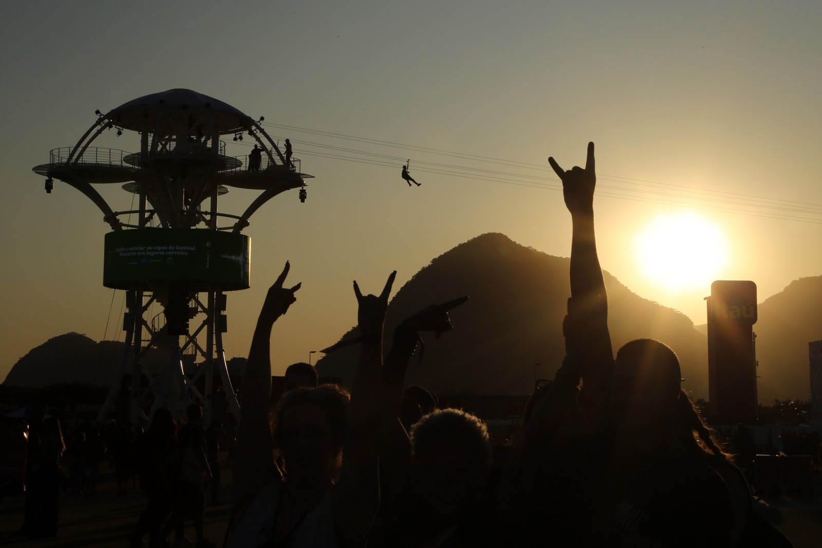 A famosa tirolesa da Cidade do Rock ao cair do sol. — Foto: Lucas Tavares/Agência O Globo