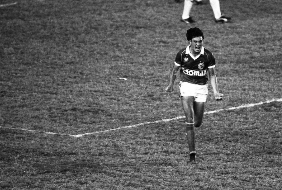 Tite comemora o último gol de sua carreira, pelo Guarani, em 1986 — Foto: Eurico Dantas/Agência O GLOBO