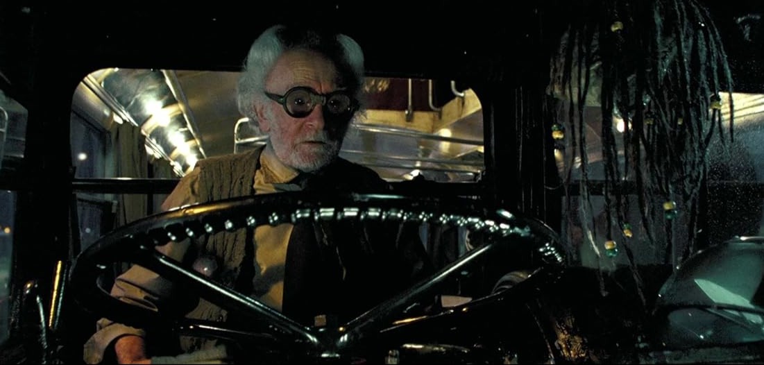 Jimmy Gardner (1924-2010) interpretou Ernie Prang, o motorista do ônibus noturno, em 'Harry Potter e o prisioneiro de Azkaban' (2004) — Foto: Reprodução. 