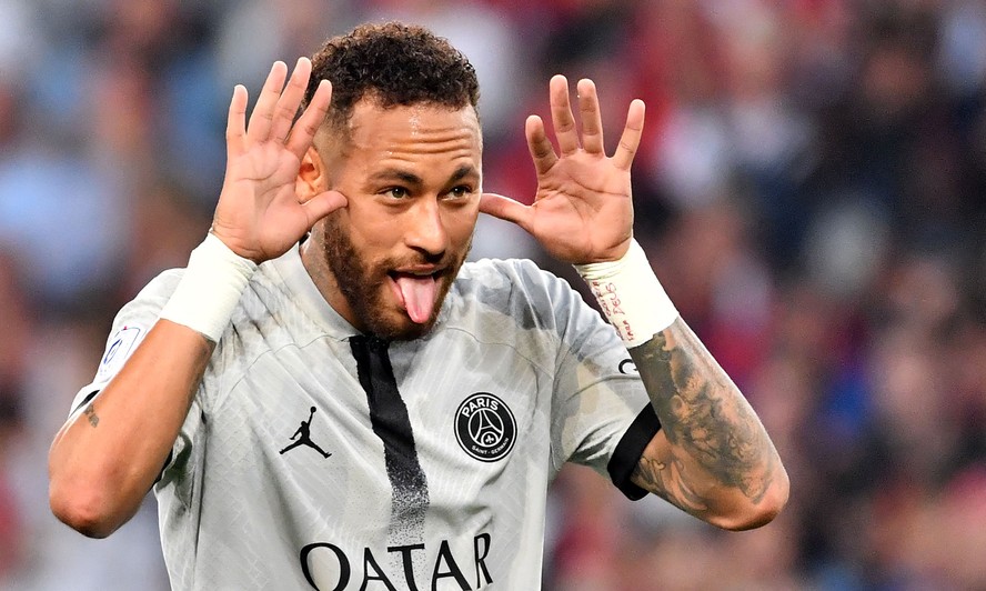 Neymar comemora gol em jogo do PSG