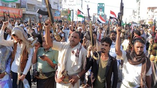 Pessoas participam de um protesto nas ruas da cidade de Hudeida, no Iêmen, para condenar os ataques das forças americanas e britânicas durante a noite contra a cidade controlada pelos rebeldes houthi — Foto: AFP