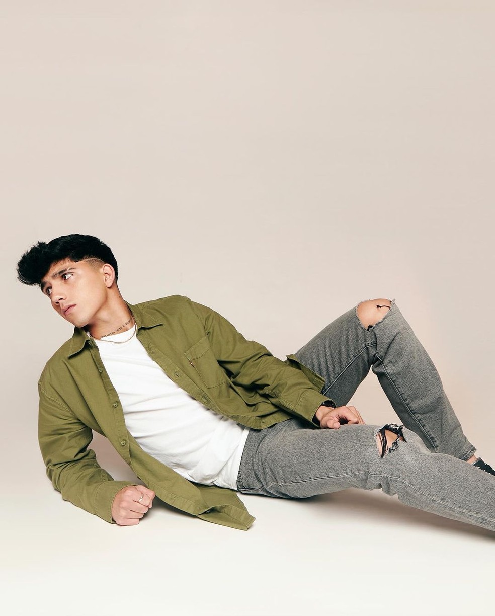Kevin Álvarez como modelo de peças de roupa — Foto: Reprodução/Instagram