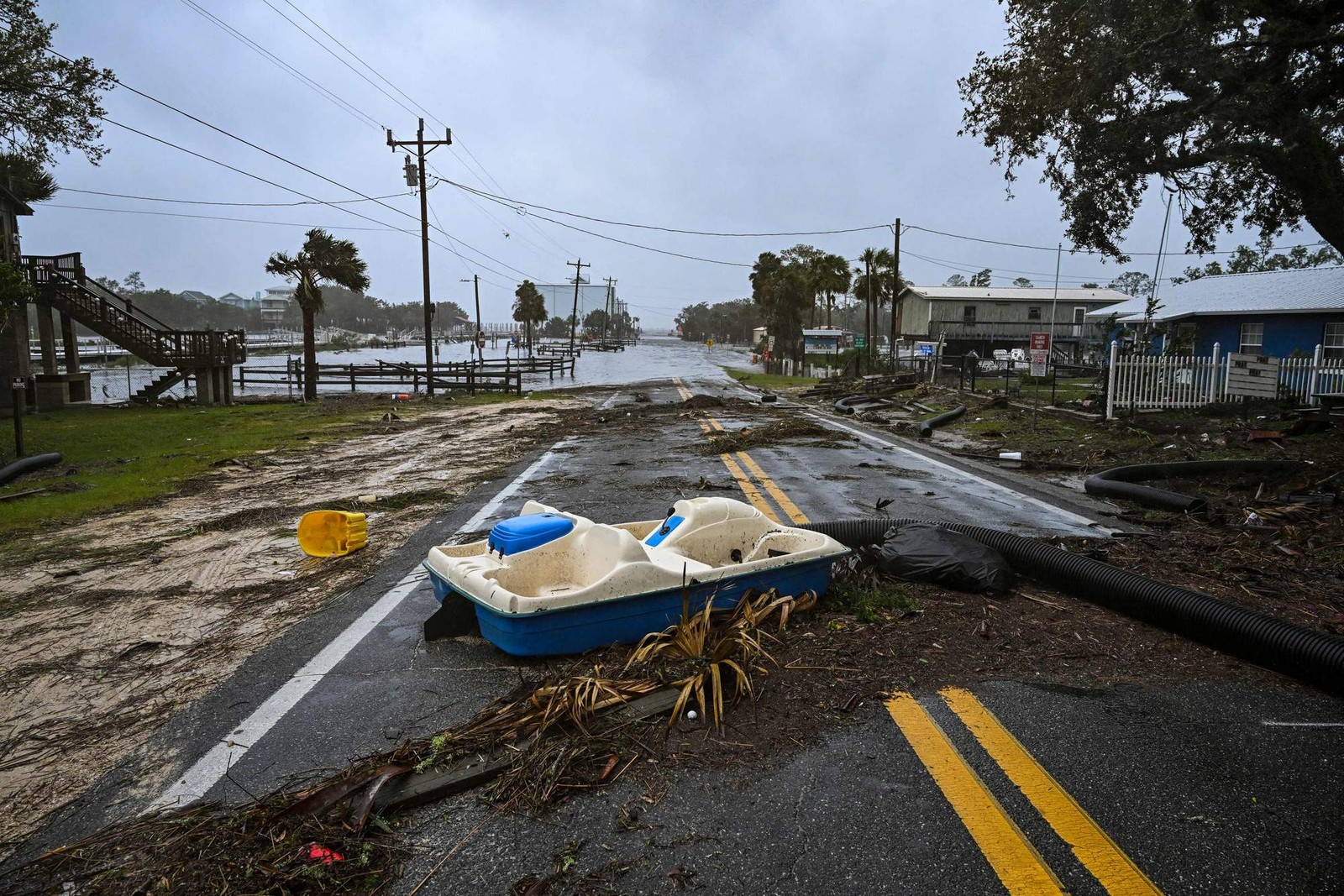 Uma rua inundada é vista perto da marina Steinhatchee em Steinhatchee, Flórida, Estados Unidos, depois que o furacão Idalia atingiu a costa. — Foto: CHANDAN KHANNA/AFP